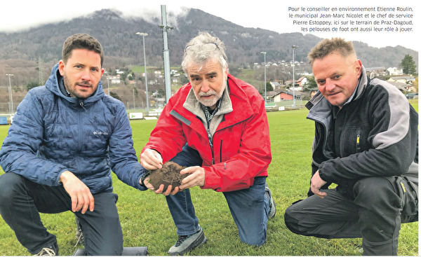Pour le conseiller en environnement Etienne Roulin, le municipal Jean-Marc Nicolet et le chef de service Pierre Estoppey, ici sur le terrain de Praz-Dagoud, les pelouses de foot ont aussi leur rôle à jouer. 