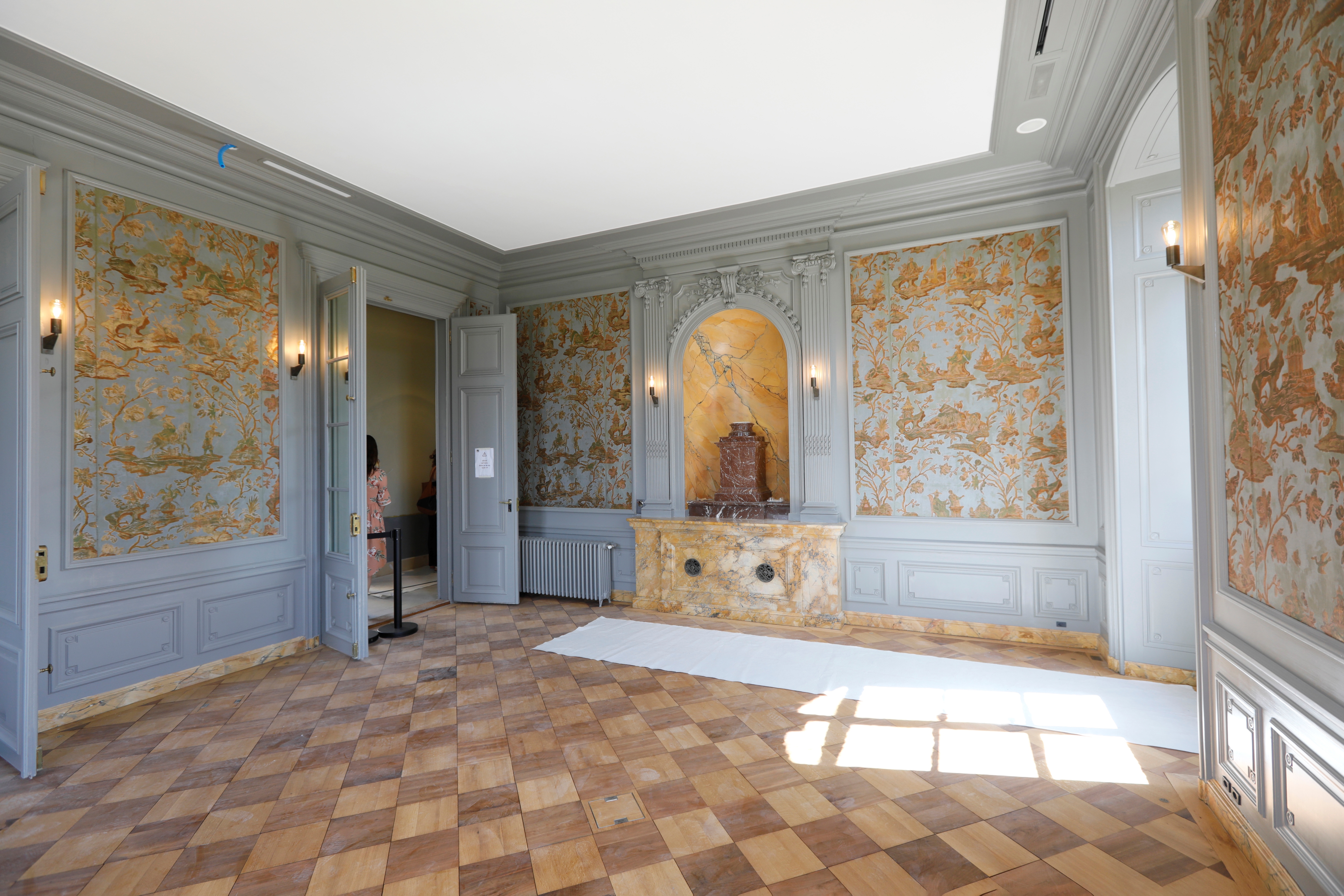 Salle à manger aujourd’hui devenue salle de cours. Les tentures en chinoiserie proviennent de la Manufacture de l’Arsenal à Marseille. Elles ont été posées dans cette salle à la fin du 19ème siècle. Lors des travaux, elles ont été nettoyées mais pas retouchées. Un travail minutieux a été entrepris pour insérer dans le lieu toute la technologie audiovisuelle.
