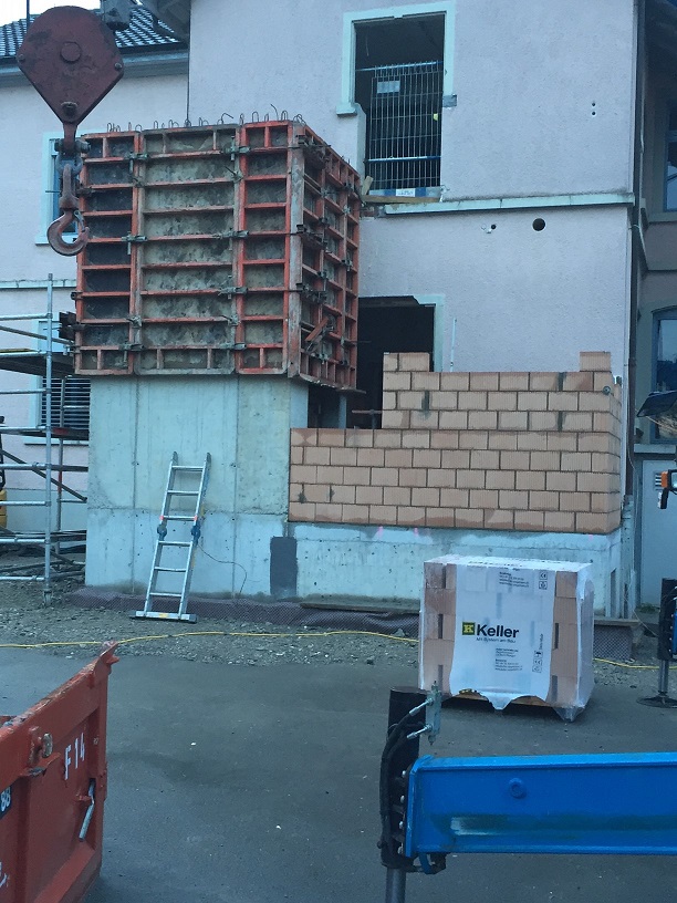 Die Sanierung des Schulhauses Dorfstrasse schreitet voran. Der Erweiterungsbau mit dem neuen Lift ist schon gut ersichtlich.