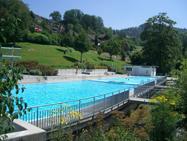 Schwimmbecken in idyllischer Lage mit hellblauem, klaren Badewasser