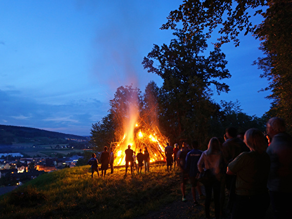 Ein Fake-Bild, passend zu unzähligen Nachrichten im Jahr 2018. Die Feier beim Feuer fiel 2018 der Trockenheit zum Opfer.