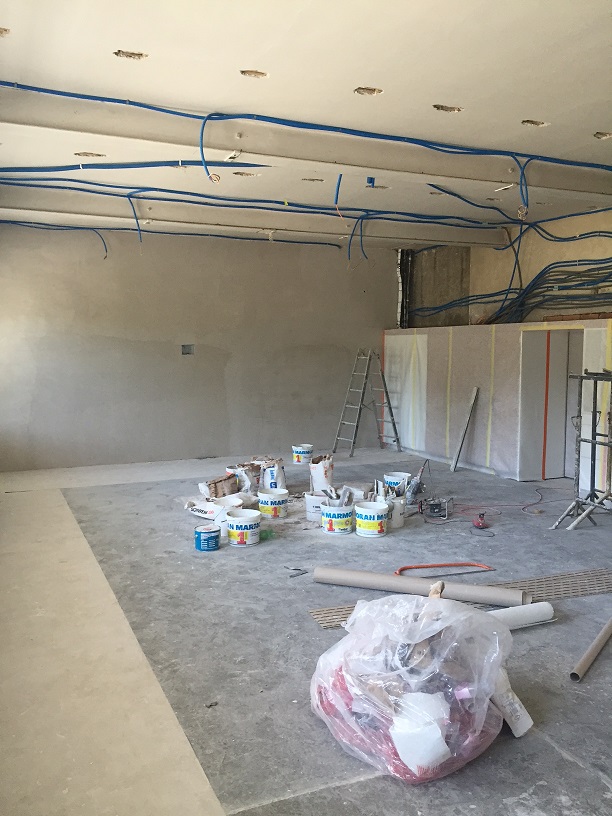 Der Mehrzwecksaal ist verputzt und die Kastenfront wurde erweitert. Die Verkabelung der Elektroinstallation wurde komplett ersetzt und den neuen Ansprüchen angepasst.