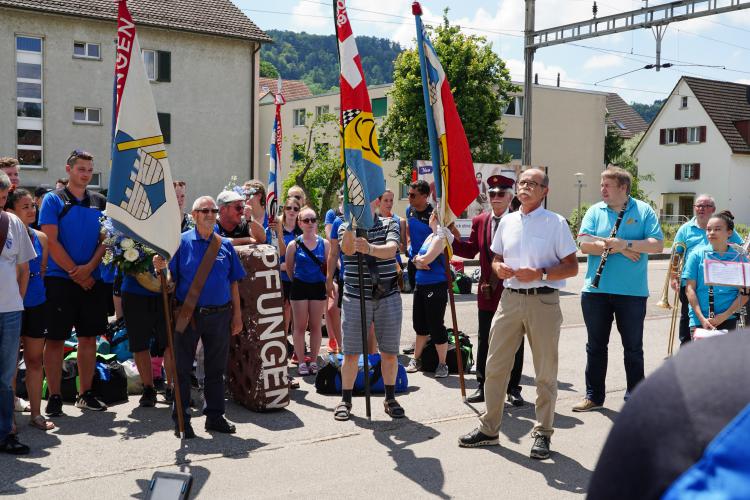 Der Gemeindepräsident begrüsst die zurückkehrenden und lobt die Arbeit der Vereine im Dorf