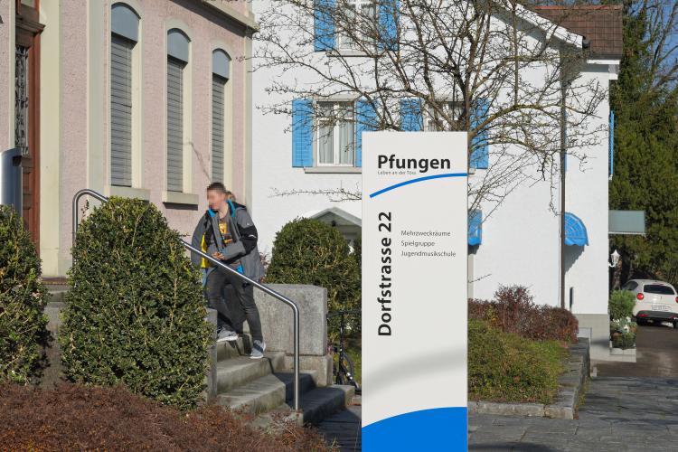 Kerzen ziehen an der Dorfstrasse 22