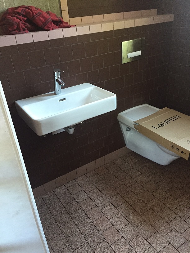 Der "Plättlileger" hat die Bodenfliesen verlegt. Der Sanitär hat bereits das Lavabo und die WC-Schüsseln montiert.