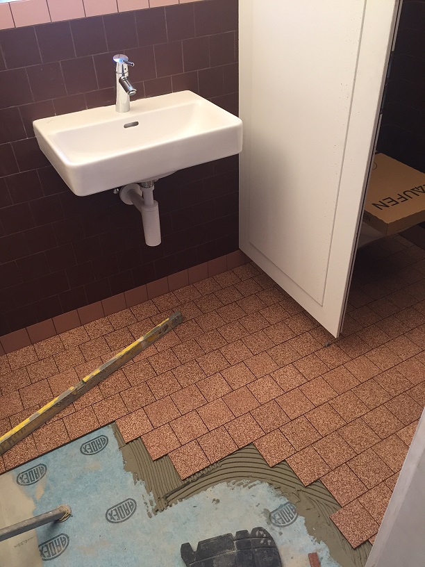 Das Lavabo ist montiert und die Fliesen sind gelegt...