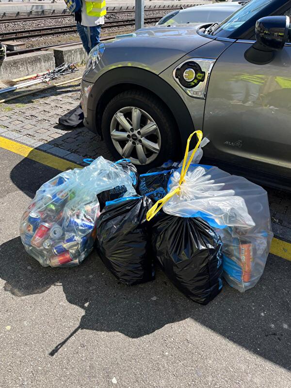 Bild mit Kehrichtsäcken, gefüllt mit Abfall