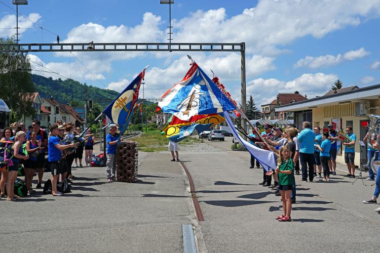 Die Fahnen begrüssen sich, die Musik spielt