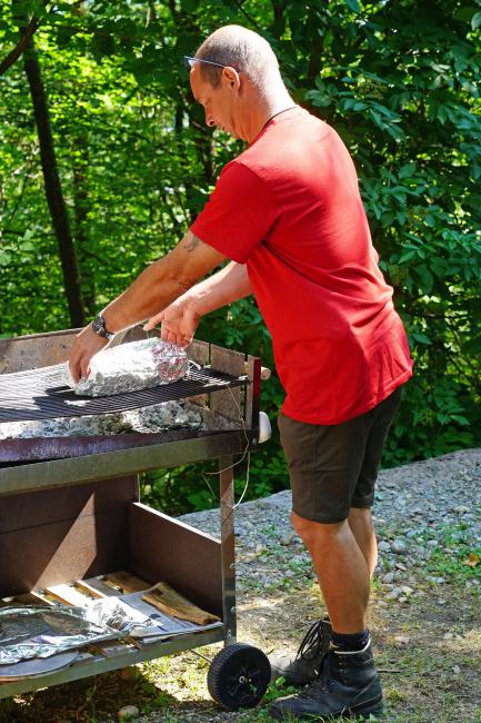 Roger Knöri bereitete das Essen für die Helfer vor. 