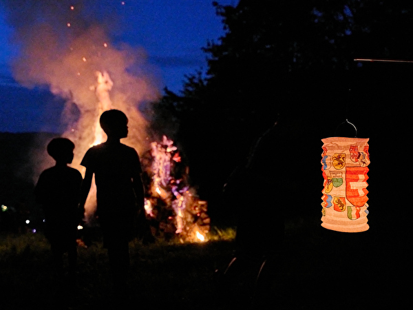 Symbolbild Bundesfeier mit Höhenfeuer und Lampion