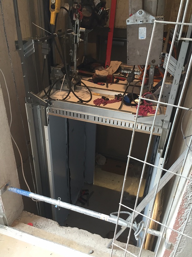 Der Einbau vom Lift ist bereits weit fortgeschritten.