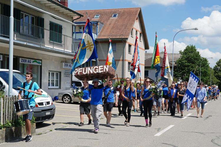 und die Turnerinnen und Turner marschieren 
