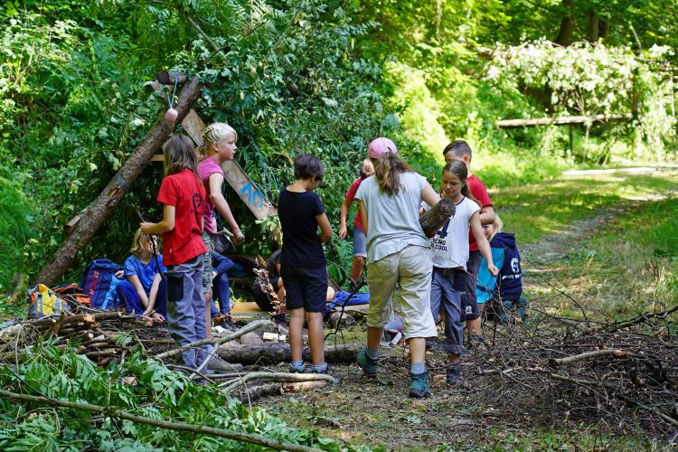 In Gruppen wurden an verschiedensten Plätzen Waldhütten gezimmert und mit Blattwerk bedeckt
