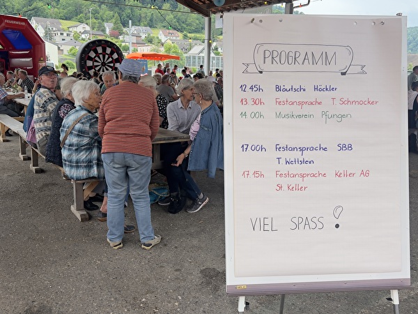 Programmpunkte des Bahnhoffestes Pfungen auf Flipchart montiert