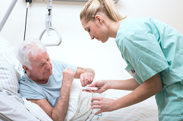 Grafik Ärztin mit altem Mann in Krankenbett