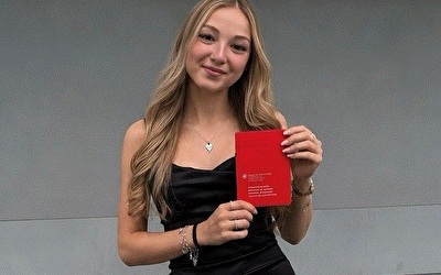 Mina Gavrilovic, Lernende, mit ihrem Abschlusszeugnis