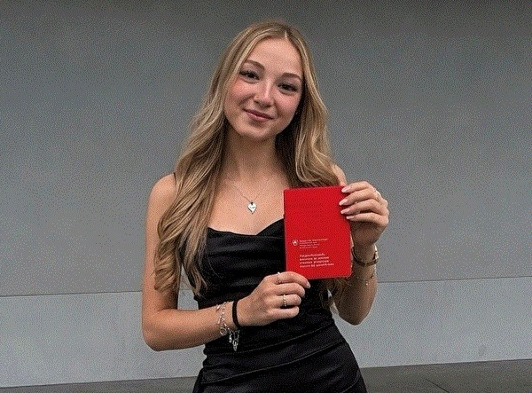 Mina Gavrilovic, Lernende, mit ihrem Abschlusszeugnis