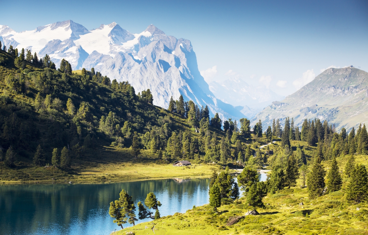 Landschaftsbild von einem See mit Bergen im Hintergrund