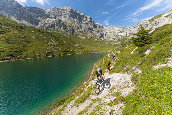 Biker am Partnunsee im Prättigau.