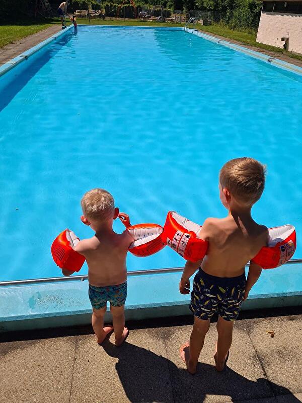 Kind_und_Schwimmbad.jpg