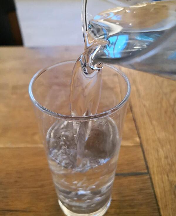 Wasserglas_mit_Krug.jpg