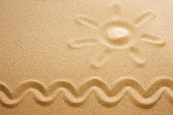 Sommerferien_Sonne_und_Welle_im_Sand_gezeichnet.jpg
