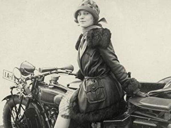 Frau der 20er Jahre auf Motorrad