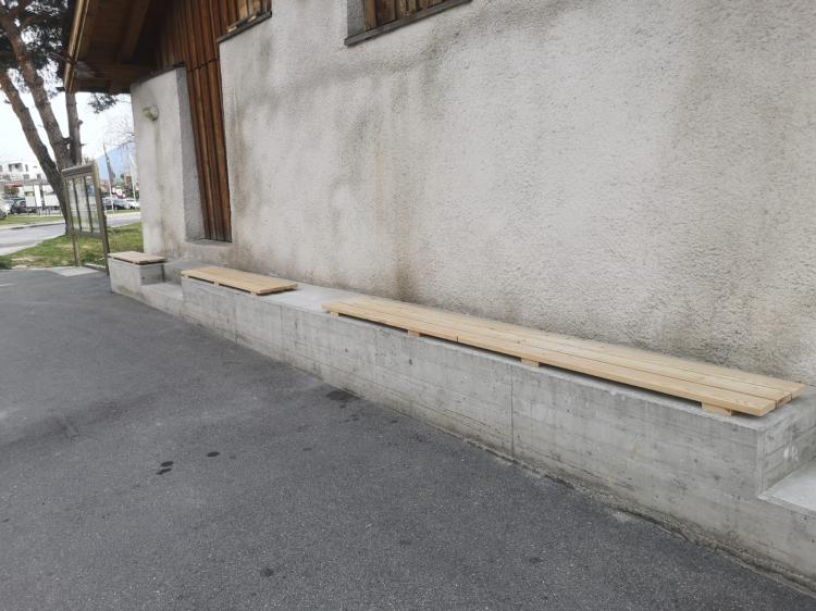 Sitzgelegenheit aus Holz bei der Pfarreischeune