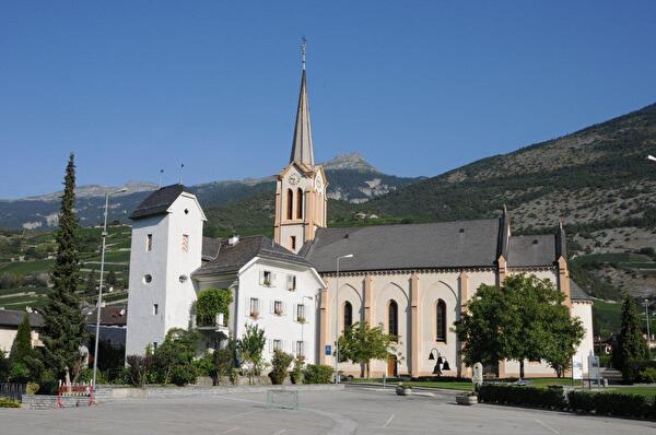 Pfarrhaus und Kirche Salgesch