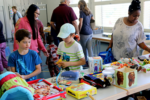 Die vielen netten Sachen auf den Tischen weckten das Interesse der Kinder und Erwachsenen