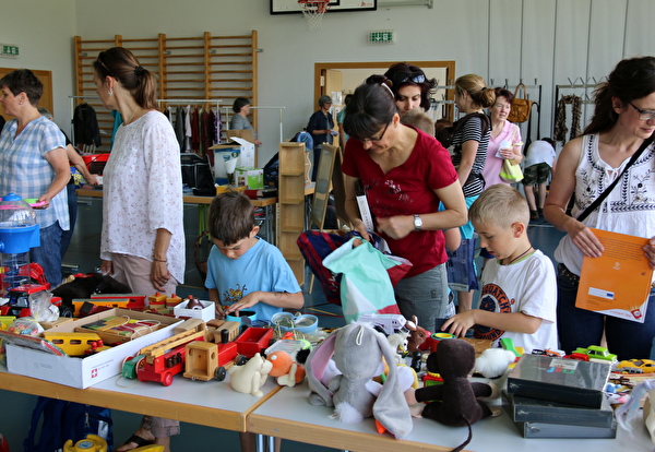 Die vielen netten Sachen auf den Tischen weckten das Interesse der Kinder und Erwachsenen