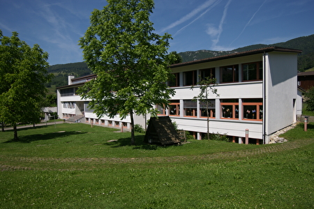 Schulhaus mit Kindergarten auf der rechten Seite