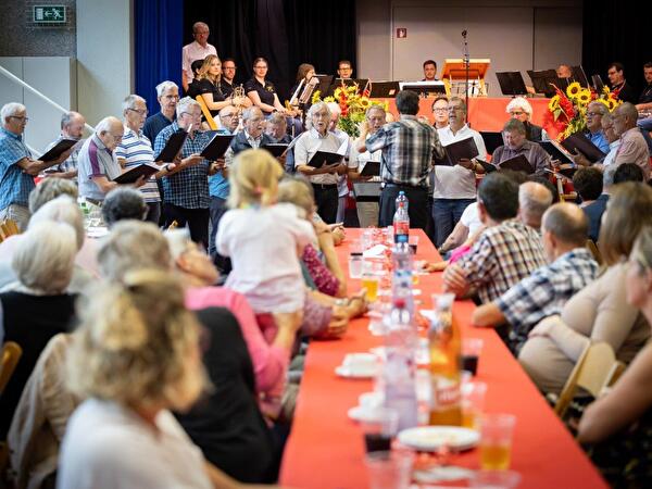 Umrahmung durch die Chorgemeinschaft