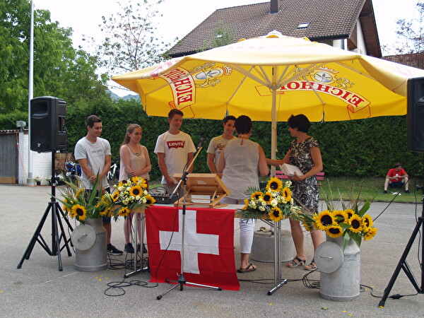 Verena Meister mit den Jungbürgeren des Jahrgangs 1999