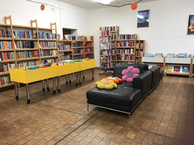 Die neu gestaltete Schulbibliothek lädt zum Verweilen ein.