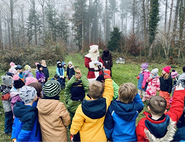 Samichlaus und Schmutzli im Wald