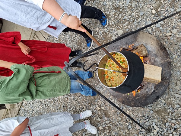 Kochen auf dem Feuer _ römisch Übernachten