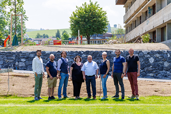 Gemeinderat von links nach rechts: Stefan Giger, Samuel Lanker, Urs Wüthrich, Natalia Bezzola Rausch (Vize-Gemeindepräsidentin), Paul König (Gemeindepräsident), Michal Herzog (Gemeindeschreiberin), Florian Németh, Tobias Lutz