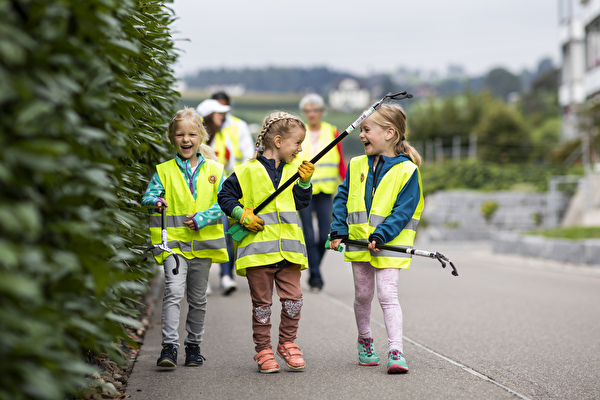 Kinder mit Westen am Clean-Up-Day