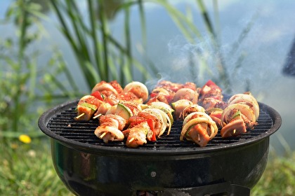 Grillfleisch auf Kohlegrill
