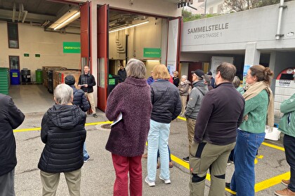 Besuchende bei der Eröffnung der neuen Sammelstelle an der Dorfstrasse 1