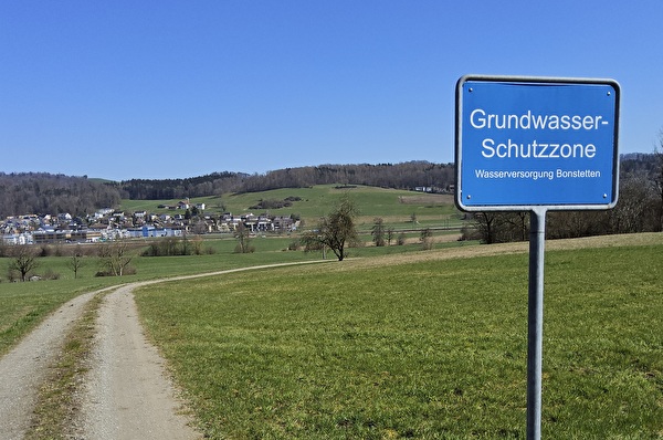 Weg mit Beschilderung der Schutzzone im Ribacher