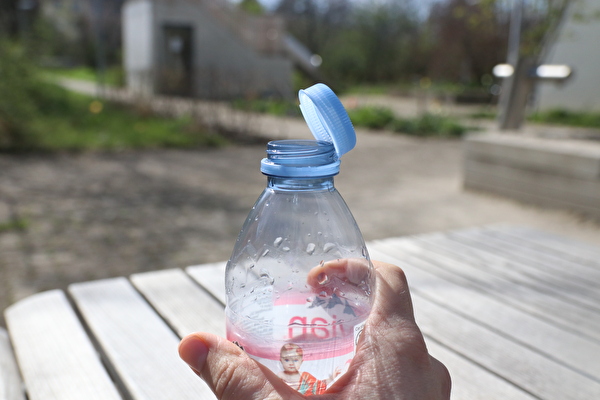 Symbolbild Evian-Flasche mit Deckel