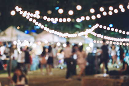 Bild eines Festes mit Personen und Beleuchtung