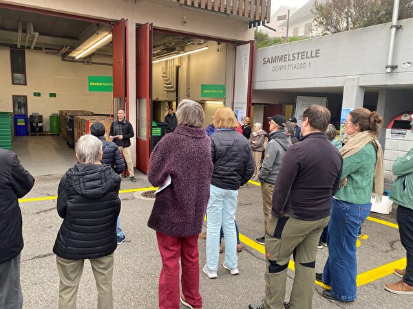 Besuchende bei der Eröffnung der neuen Sammelstelle an der Dorfstrasse 1