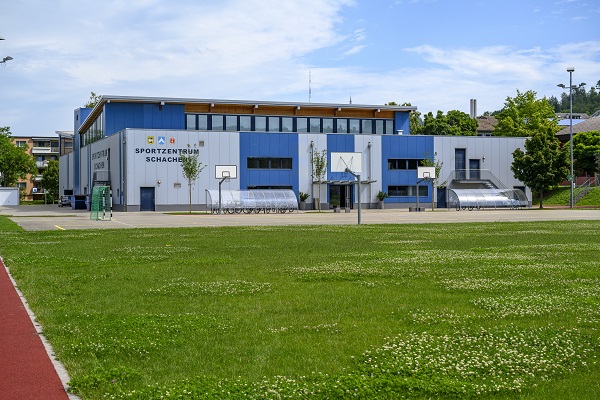 Bild - Vorplatz Dreifach-Turnhalle