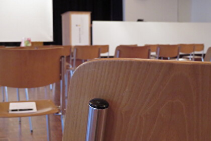Stühle an der Gemeindeversammlung