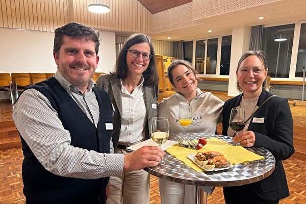 Gemeindepräsidentin mit Geschäftsführer der Bäckerei Betschart in Bonstetten