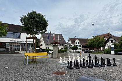 Dorfplatz mit Bänkli, Schachfeld und Pétanque Kugeln