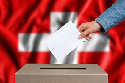 Urne mit Abstimmungscouvert